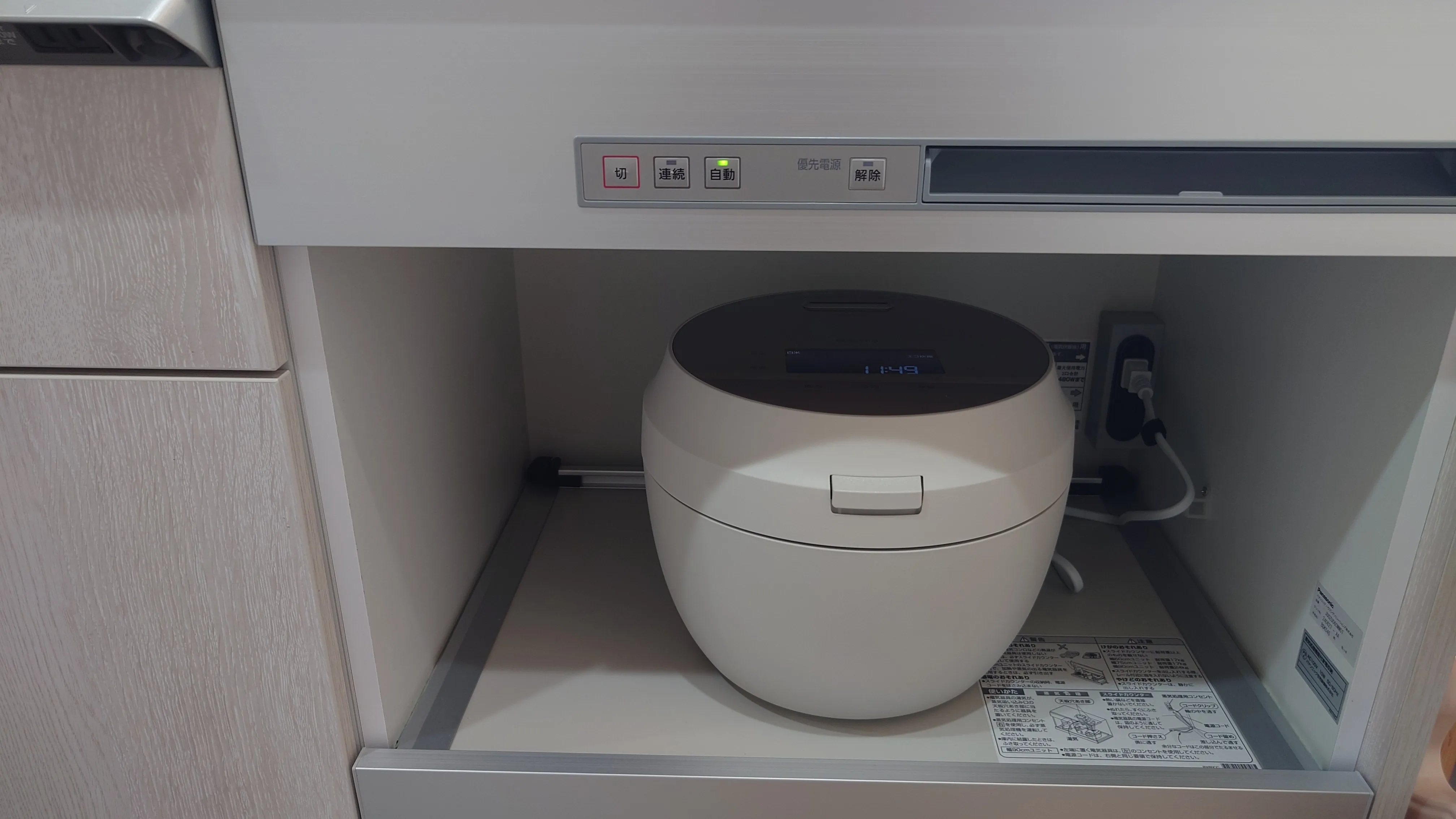 キッチンの背面収納引き出しに設置した SR-X710D-H
